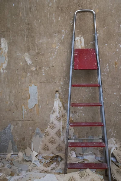 Παλιό Ερειπωμένο Τσιμεντένιο Τοίχο Μια Σκάλα Και Αφαιρεθεί Ταπετσαρία Κατά — Φωτογραφία Αρχείου