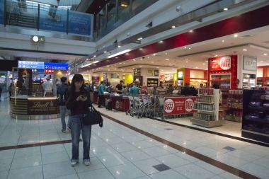 Birleşik Arap Emirlikleri, Dubai, 19 Şubat 2017 - Dubai International Airport, Suudi Arabistan, Duty free mağazasında alıcılar