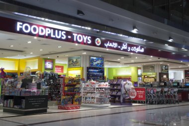 Birleşik Arap Emirlikleri, Dubai, 19 Şubat 2017-gıda ve oyuncaklar Dubai International Airport, Suudi Arabistan, Duty free mağazasında