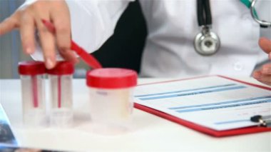 Doktor yazıyor reçete ve geçici bir kişisel tıbbi Hystory bir giriş