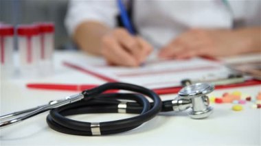 Klinikte oturan kadın doktor dolum tıp Form hasta