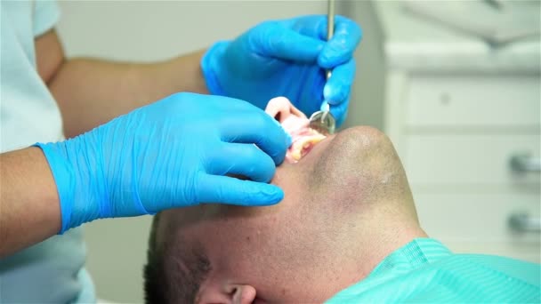 El dentista instala implantes en los dientes delanteros. De cerca. Efecto de cámara lenta — Vídeo de stock