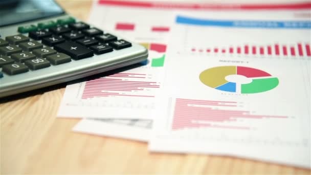 Aktiemarknaden diagram och rapport och kalkylator på trä skrivbordet — Stockvideo