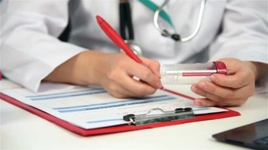 Kadın doktor reçete yazıyor ve kişisel tıbbi Hystory bir giriş yapar. Ağır çekim etkisi