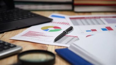 Office Masaüstü iş öğeleri, hisse senedi rapor, dizüstü bilgisayar, kalem ve günlüğü