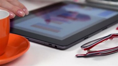 Diyagramları ile dijital Tablet üzerinde çalışan iş kadını. İş analiz raporu ekranda