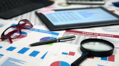 Muhasebecinin çalışma alanı ile Screentablet ve diğer öğeleri iş raporu.