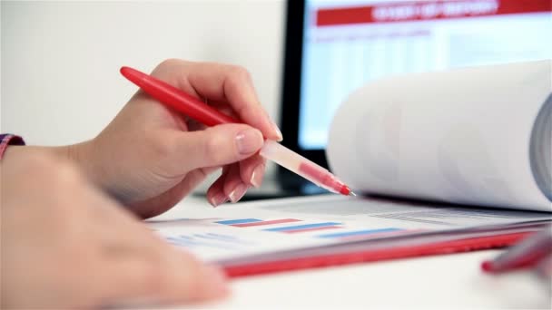 Accountant vrouw die werkt In Office, controleert het jaarverslag. Close-up — Stockvideo