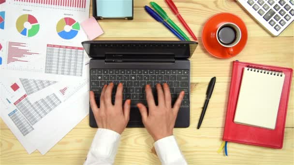 Przedsiębiorcy Kobieta pisania na laptopa sprawozdanie finansowe. Od góry — Wideo stockowe