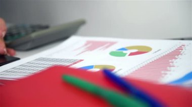 Hisse senedi grafiği raporu ile dijital Tablet kullanan muhasebeci kadın. Cloae Up