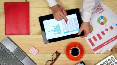 Dokunmatik yüzey istatistik verileri çözümlemek için kullanan tüccar kadın. Yukarıdan görüntülemek