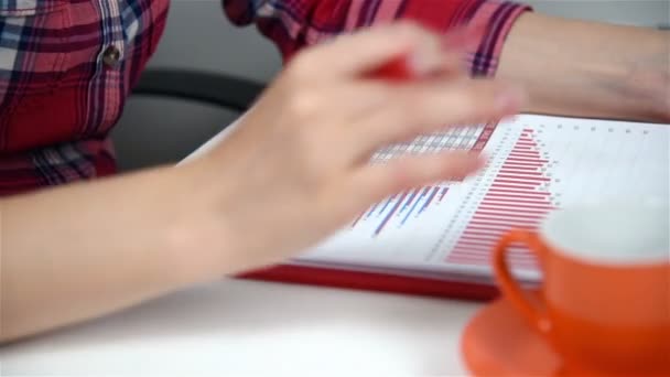 Accountant vrouw beurs statistieken controleren. Close-up — Stockvideo