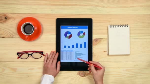 Accountant vrouw analyseren financieel verslag met digitale Tablet op houten bureau op kantoor — Stockvideo