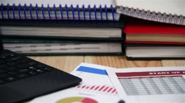 Office Masaüstü iş öğeleri ile başlamak rapor, dizüstü bilgisayar, kalem ve günlüğü