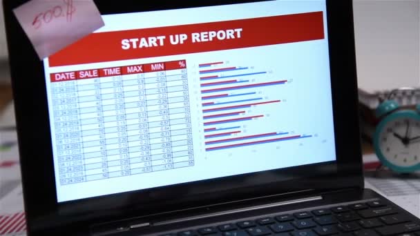 Office-bureaublad met notitieboekje en beurs statistieken op tafel — Stockvideo
