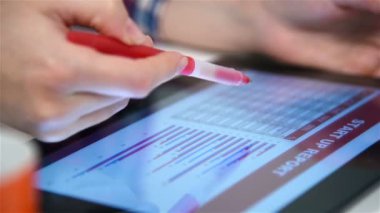 Hisse senedi grafiği raporu ile dijital Tablet kullanarak kalem eliyle. Cloae Up