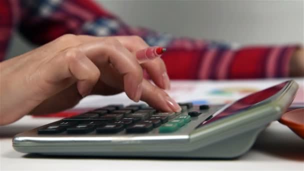 Contabilista empresária trabalhando com calculadora e documentos financeiros — Vídeo de Stock