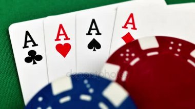 Dört as ve poker fişleri, kapat