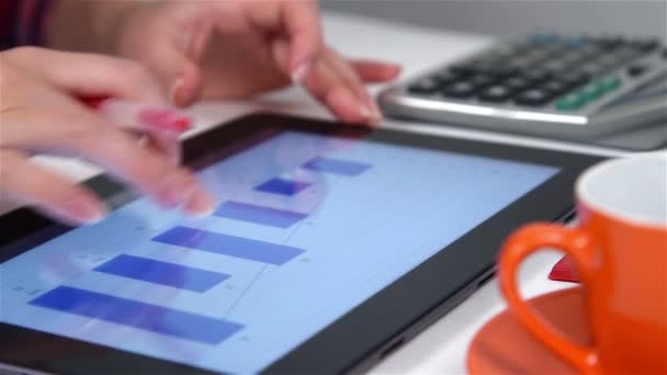 Accountant zakenvrouw werken met Rekenmachine en financiële documenten op Tablet PC-scherm — Stockvideo