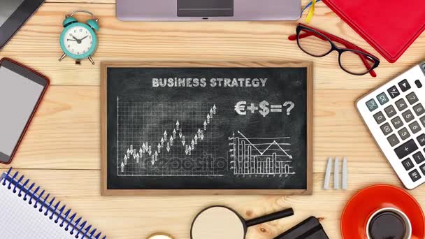 Quadro negro com estratégia de desenho para o sucesso e objetos de negócios na área de trabalho — Vídeo de Stock