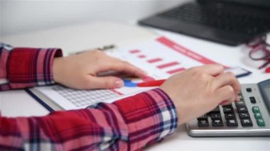 Muhasebeci işkadını hesap makinesi ve finansal belgeler ile çalışma. Ağır çekim etkisi