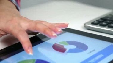 Muhasebeci mali raporları dijital Tablet üzerinde görüntüleme