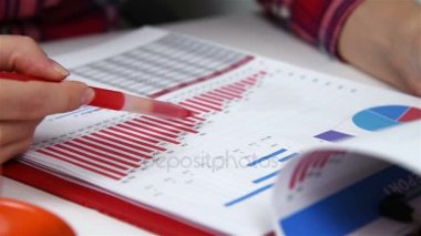 Muhasebeci kadın kar ve mali istatistikleri hesaplar. Evrak kavramı. Ağır çekim etkisi