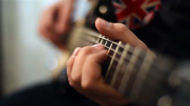 Elektrik gitar çalmaya gitarist. Yakın çekim