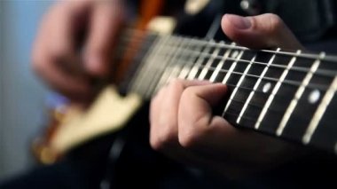 Profesyonel gitarist Rock oynarken bir elektro gitar soloları