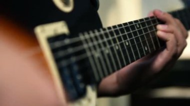 Elektro gitar çalmak gitaristler eller. Yakın çekim