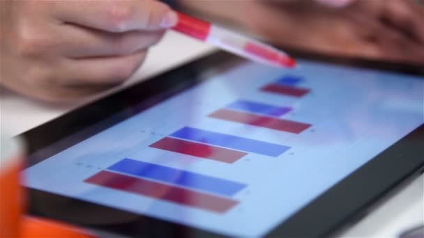Hand med penna använder Touchpad med börsdiagram rapport. Slow Motion-effekt — Stockvideo