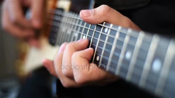 Guitarrista principal tocando guitarra elétrica. Fechar — Vídeo de Stock