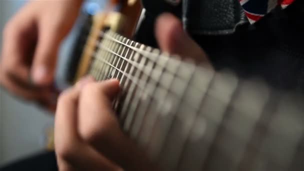 Guitarrista tocando guitarra solo una guitarra. Primer plano — Vídeos de Stock