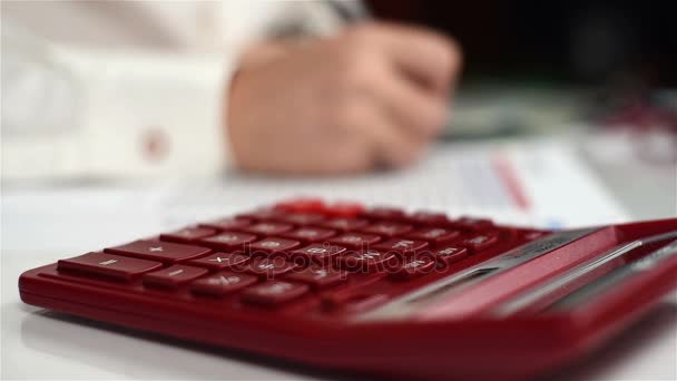 Homme d'affaires sur la calculatrice pour calculer le revenu — Video