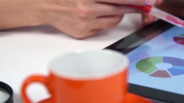 Muhasebeci mali raporları dijital Tablet üzerinde görüntüleme. Ağır çekim etkisi