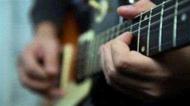 Profesyonel gitarist Rock oynarken bir elektro gitar soloları