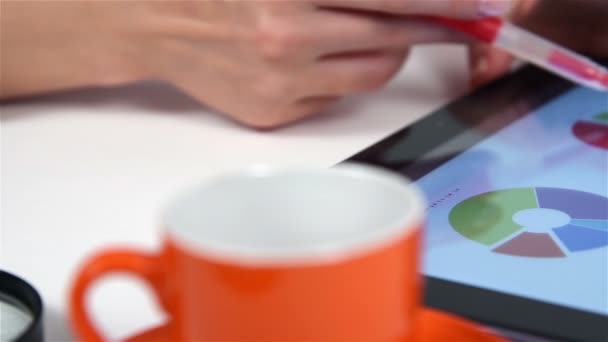 Accountant financiële verslagen op digitale Tablet bekijken. Slow Motion-Effect — Stockvideo