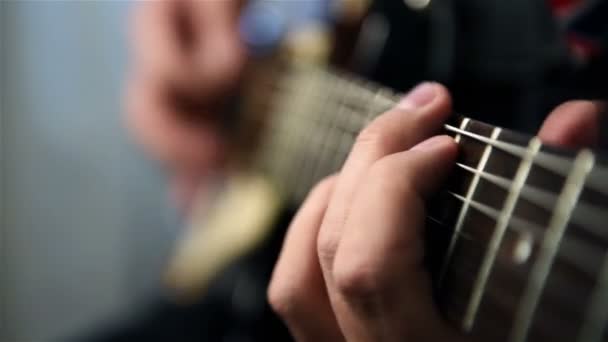 Musiker spielt Rockmusik auf E-Gitarre — Stockvideo