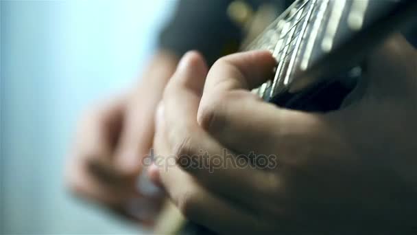 Kytaristé ruce hraje na elektrickou kytaru. Detailní záběr — Stock video