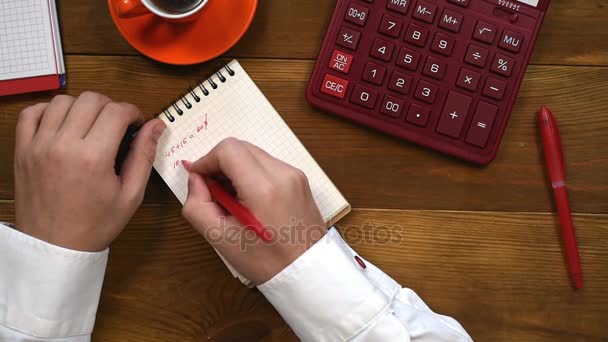Бізнесмен рахує заробіток і пише в щоденнику. бізнес концепції — стокове відео