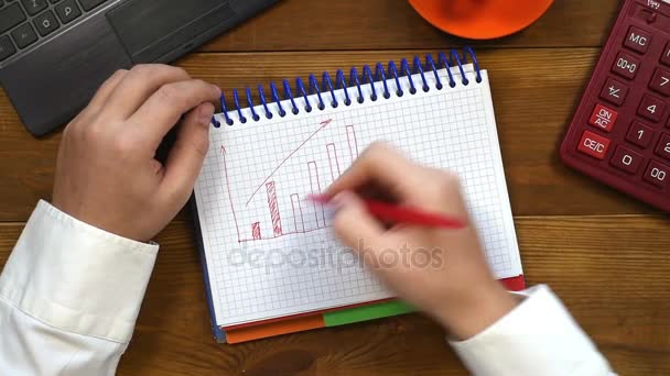 Przedsiębiorca człowieka rysunek wykres giełdowy w Notatniku. Efekt szybkiego ruchu — Wideo stockowe