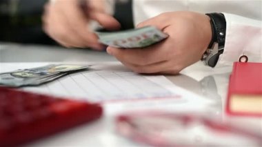 Muhasebeci adam bize Doları banknot sayar. Yakın çekim