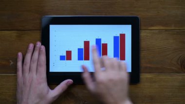 İşadamı Tablet çözümleme raporu. Yukarıdan görüntülemek