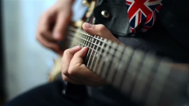 Gitarrister händer spelar på elgitarr. Närbild — Stockvideo