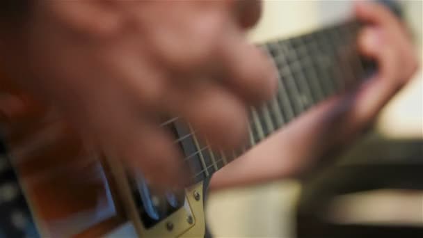 Gitarrist som spelar gitarrsolo en gitarr. Slow Motion-effekt — Stockvideo