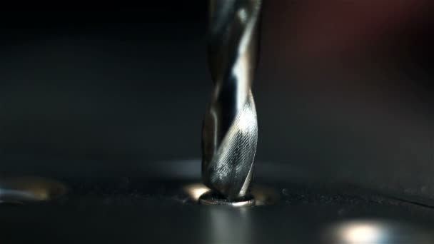 Het maken van het gat boren In metaal. Extreme close-up — Stockvideo