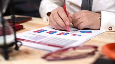 Stok istatistiklerini izleme iş adamı. Yakın çekim