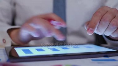 Grafikler dijital Tablet ekran üzerinde analiz işadamı