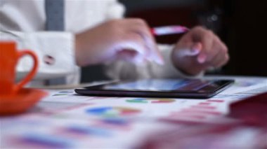 Ofis Masası çalışma ve dokunmatik yüzey rapor başlaması ile birlikte kullanarak bir tüccar adam