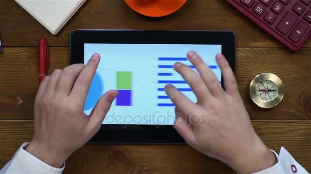 Forretningsmand Analyserer Rapport om Touch Pad. Vis ovenfra – Stock-video